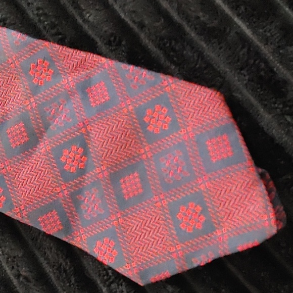 Villa Bugatti Geometric Red and Blue Mens Tie 4"W × 56"L Italian Silk - Picture 4 of 5